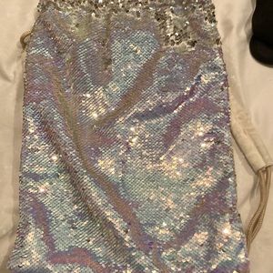 Cute beach bag with straps